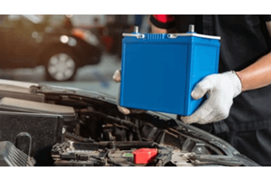 Vysvětlená hmotnost baterie automobilu: Typy, dopad na výkon a srovnání